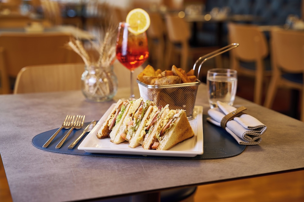 Hotel Raffaello — Restaurant & bars in Milan, Lombardy