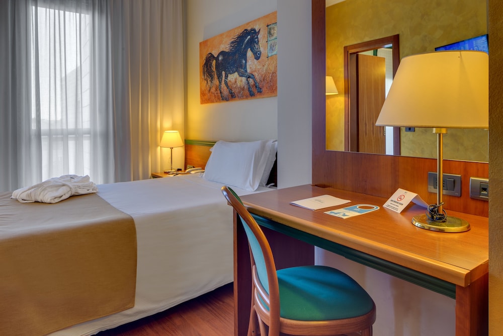 Hotel Raffaello — Hotel rooms in Milan, Lombardy