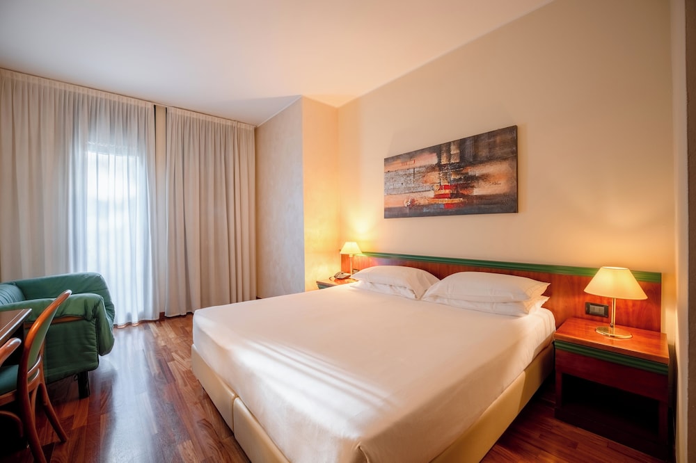 Hotel Raffaello — Hotel rooms in Milan, Lombardy