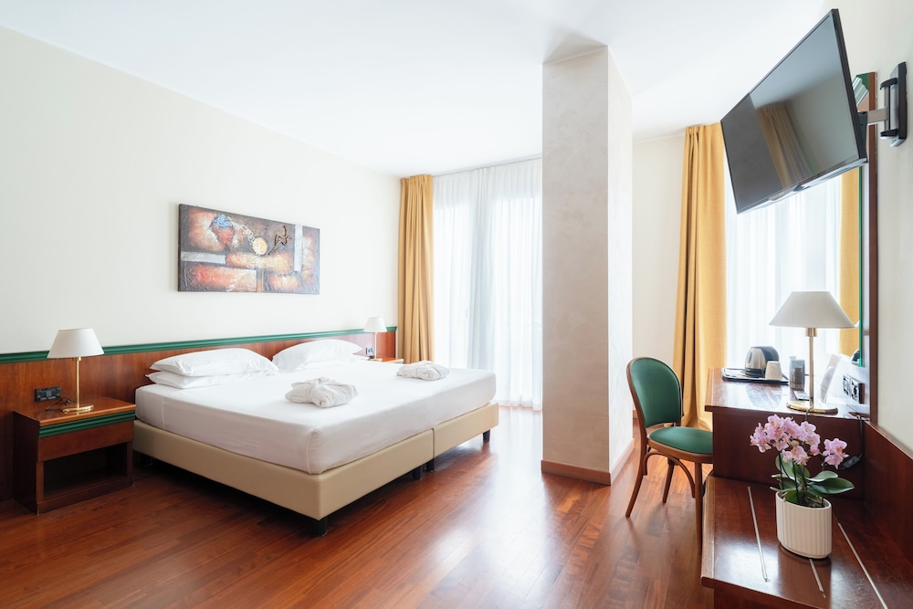 Hotel Raffaello — Hotel rooms in Milan, Lombardy