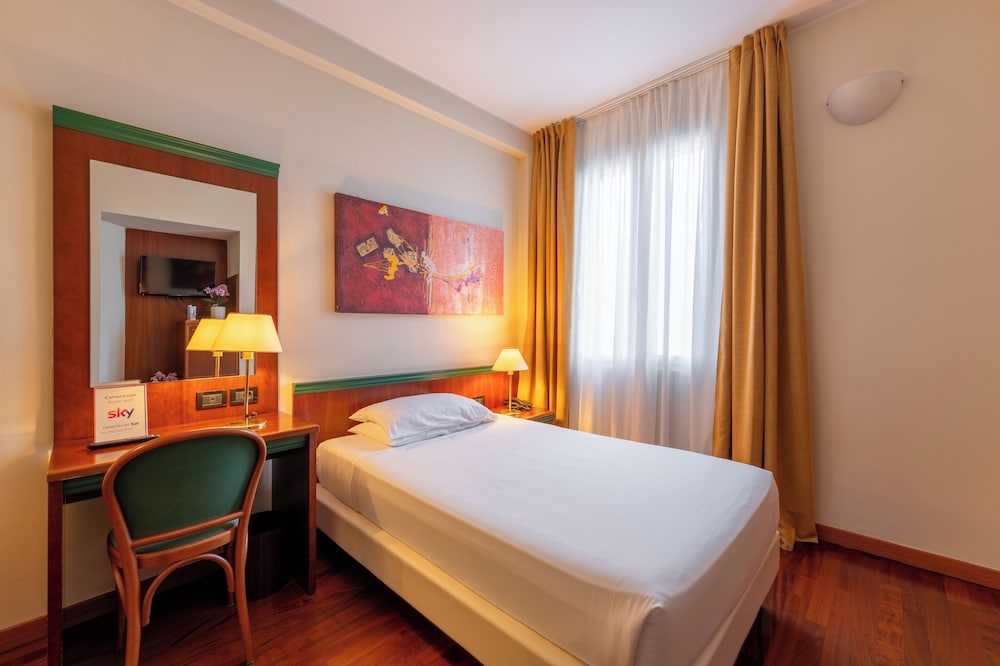 Hotel Raffaello — Hotel rooms in Milan, Lombardy