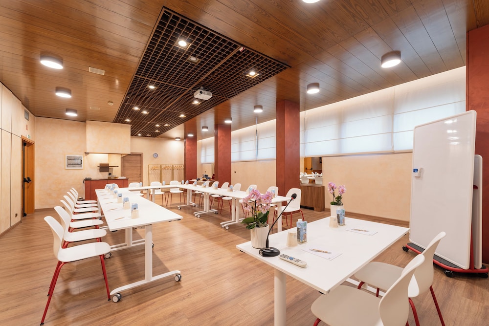 Hotel Raffaello — Restaurant & bars in Milan, Lombardy