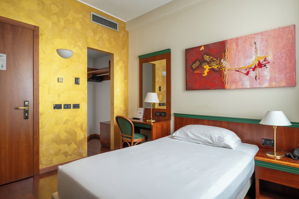 Hotel Raffaello — Hotel rooms in Milan, Lombardy