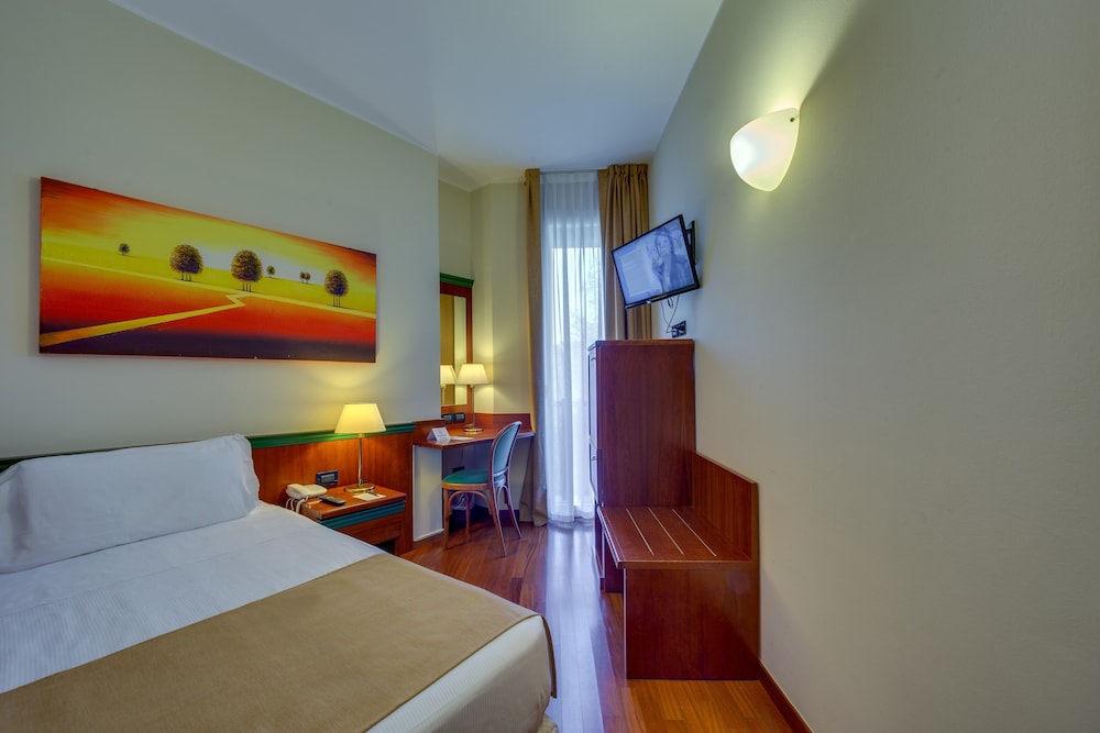 Hotel Raffaello — Hotel rooms in Milan, Lombardy