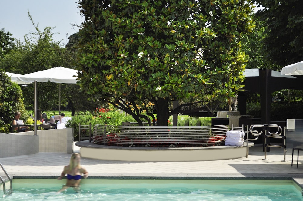 Novotel Milano Linate Aeroporto — Swimming pool in Milan, Lombardy