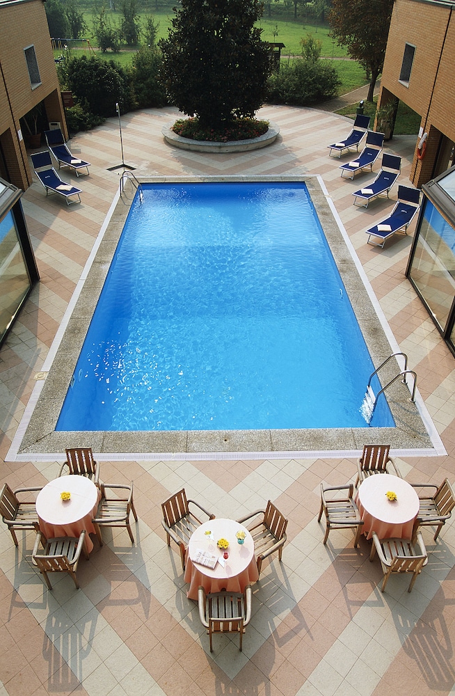 Novotel Milano Linate Aeroporto — Swimming pool in Milan, Lombardy
