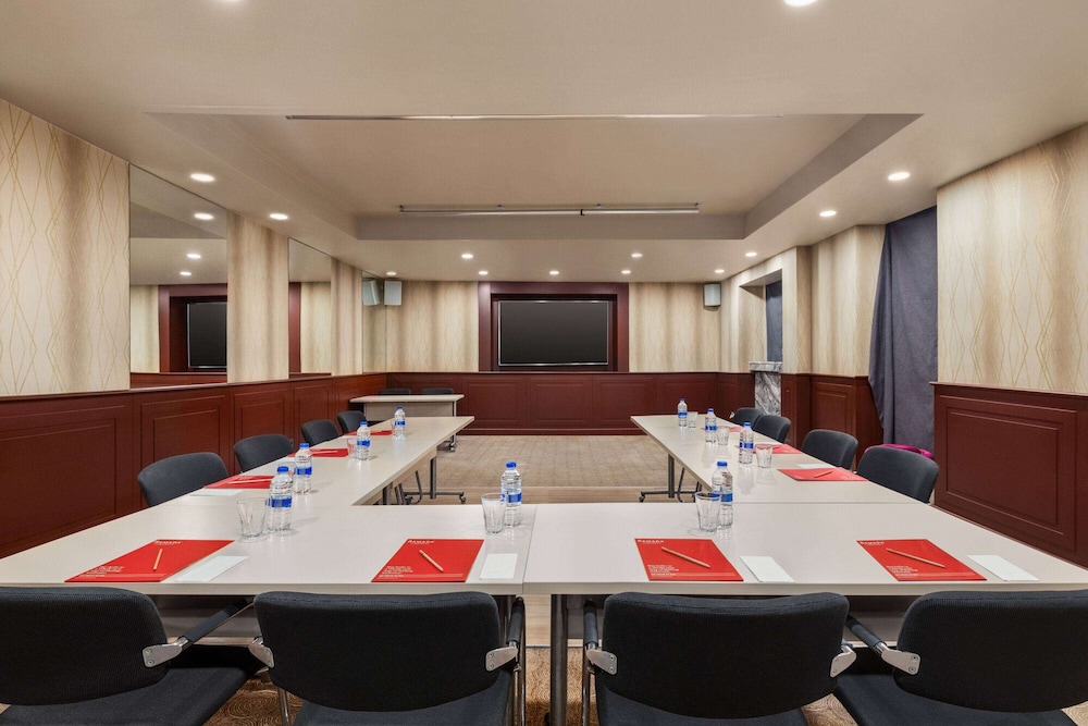 Ramada by Wyndham Istanbul Pera — Hotel building in Istanbul, Istanbul