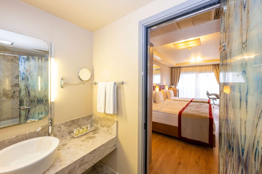 Ramada by Wyndham Istanbul Pera — Hotel rooms in Istanbul, Istanbul