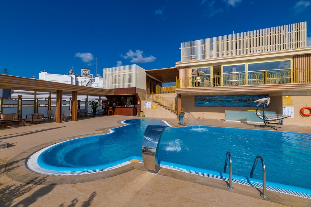Wyndham Istanbul Old City — Swimming pool in Istanbul, Istanbul