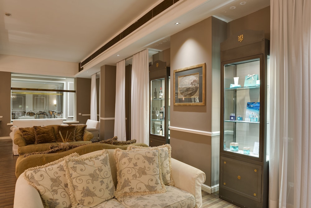 Plaza Hotel Lucchesi — Hotel rooms in Florence, Tuscany