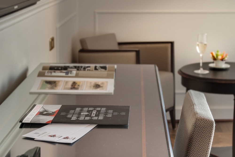 Plaza Hotel Lucchesi — Hotel rooms in Florence, Tuscany