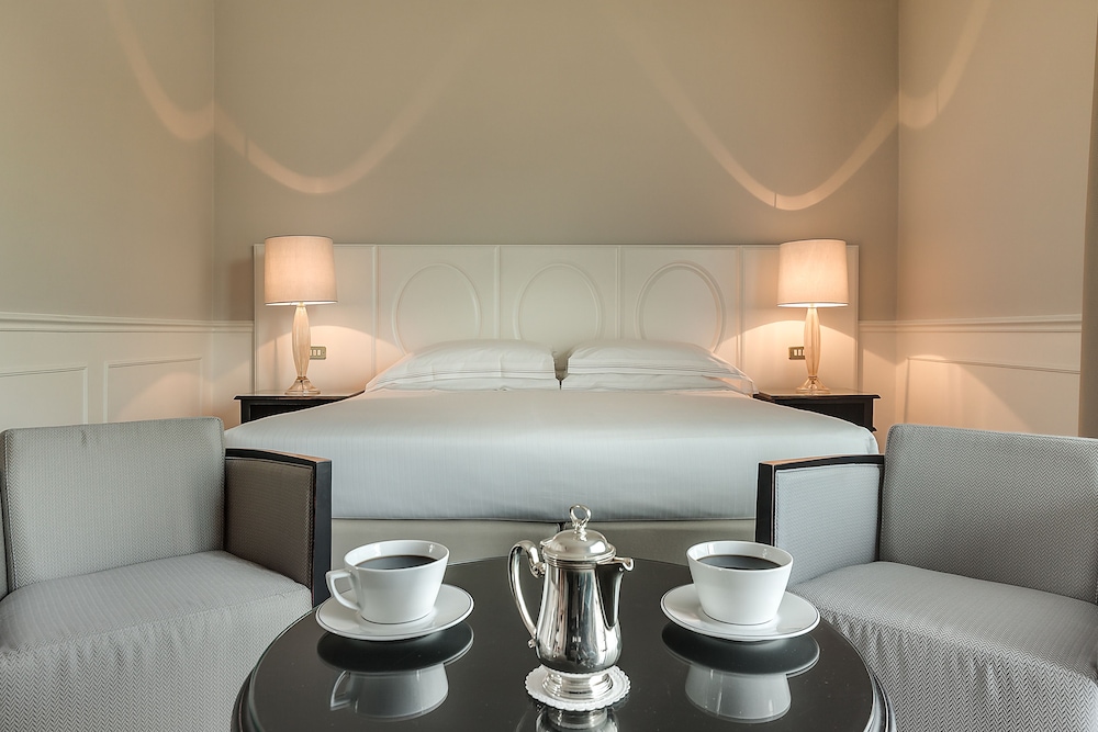 Plaza Hotel Lucchesi — Hotel rooms in Florence, Tuscany