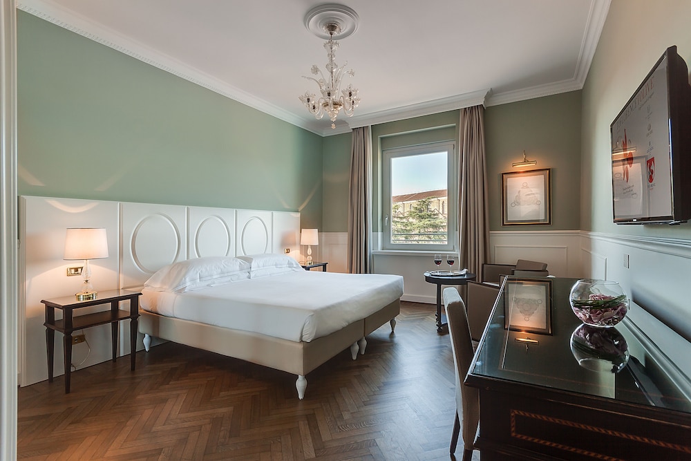 Plaza Hotel Lucchesi — Hotel rooms in Florence, Tuscany