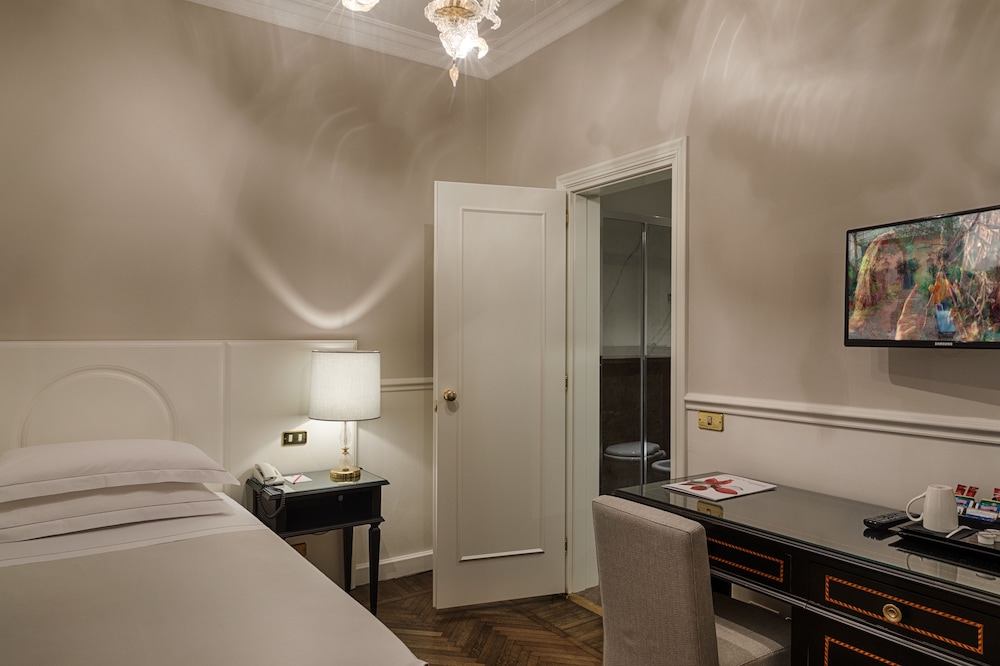 Plaza Hotel Lucchesi — Hotel rooms in Florence, Tuscany
