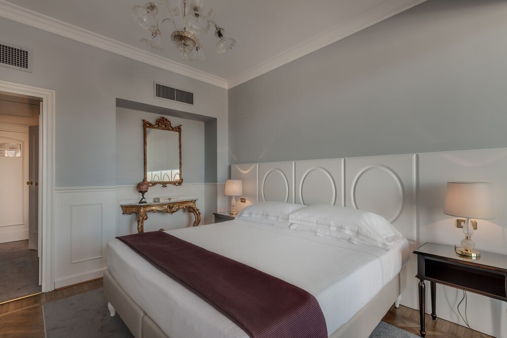 Plaza Hotel Lucchesi — Hotel rooms in Florence, Tuscany