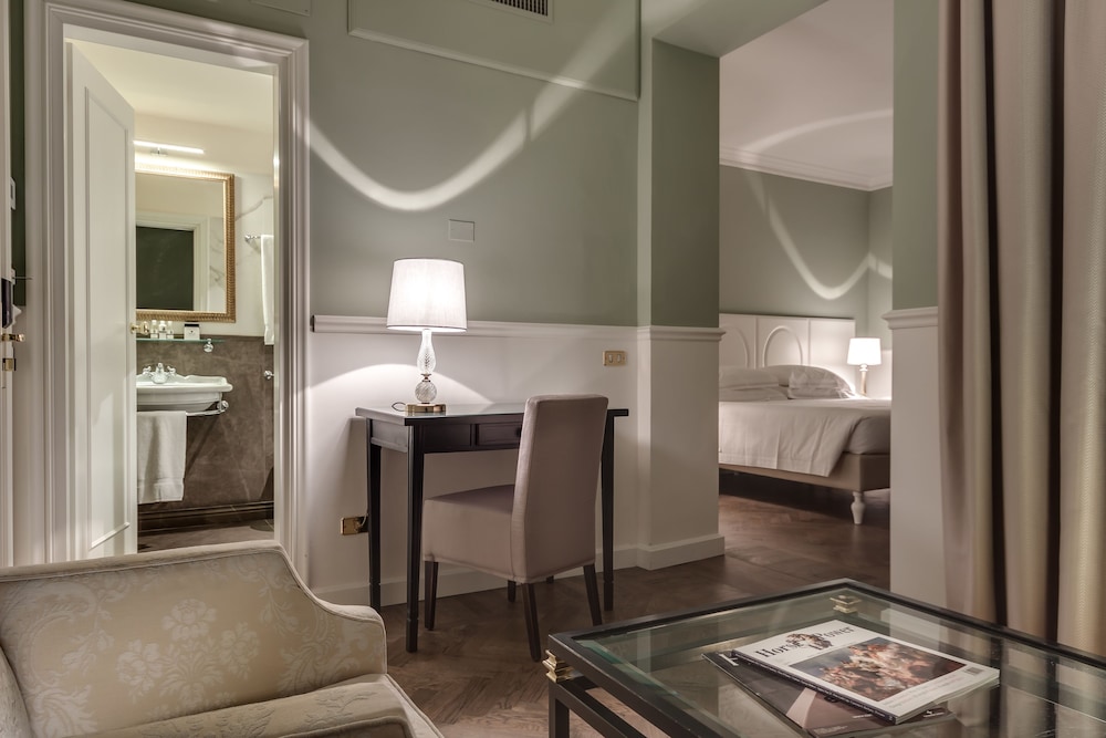 Plaza Hotel Lucchesi — Hotel rooms in Florence, Tuscany
