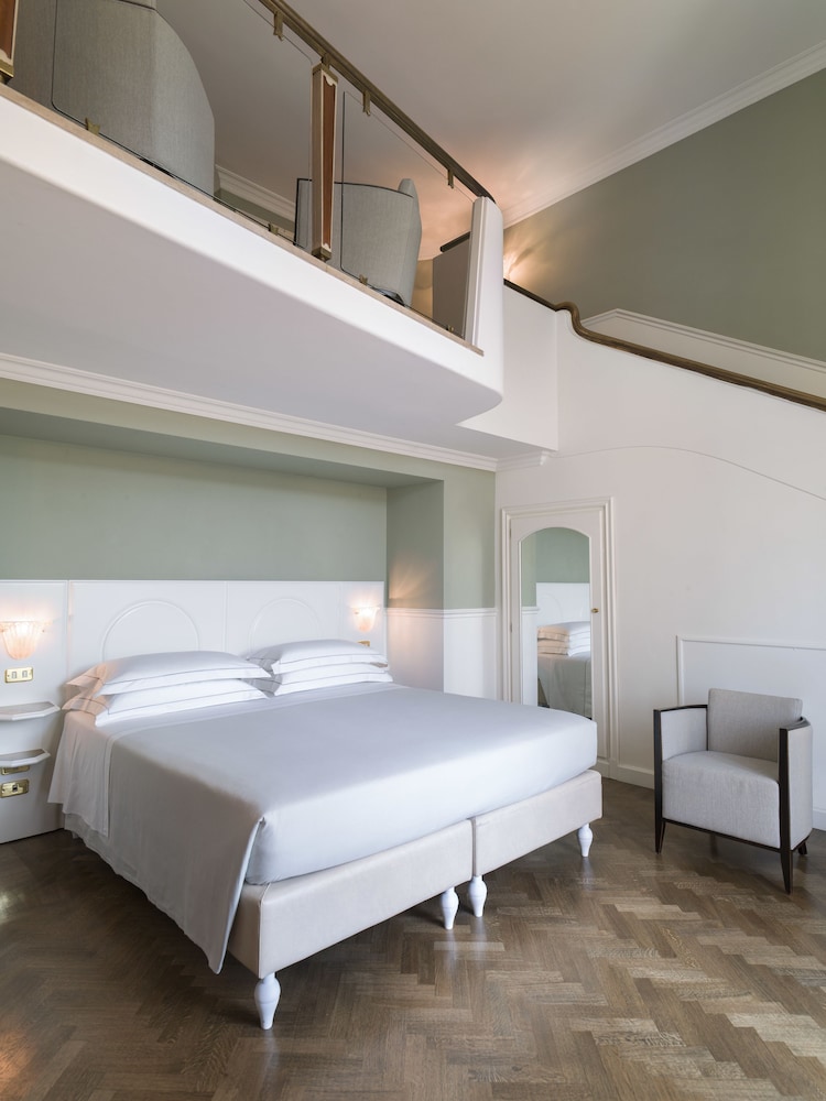 Plaza Hotel Lucchesi — Hotel rooms in Florence, Tuscany
