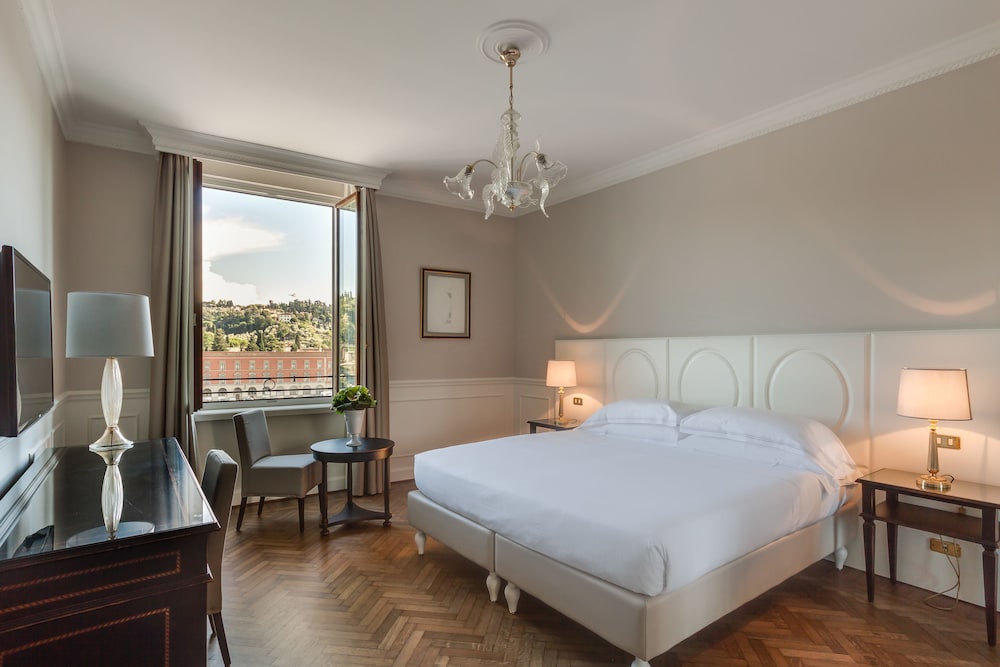 Plaza Hotel Lucchesi — Hotel rooms in Florence, Tuscany