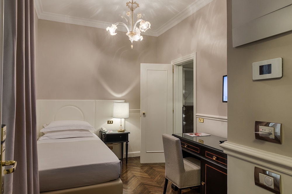 Plaza Hotel Lucchesi — Hotel rooms in Florence, Tuscany
