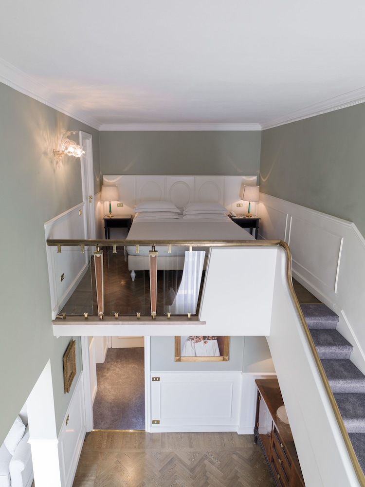 Plaza Hotel Lucchesi — Hotel rooms in Florence, Tuscany