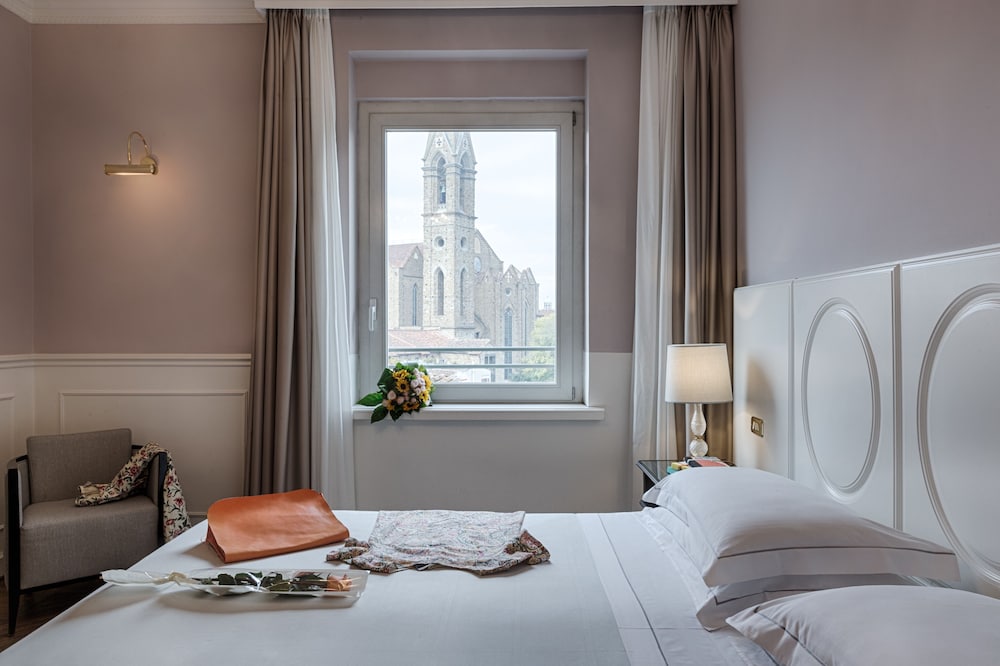 Plaza Hotel Lucchesi — Hotel rooms in Florence, Tuscany