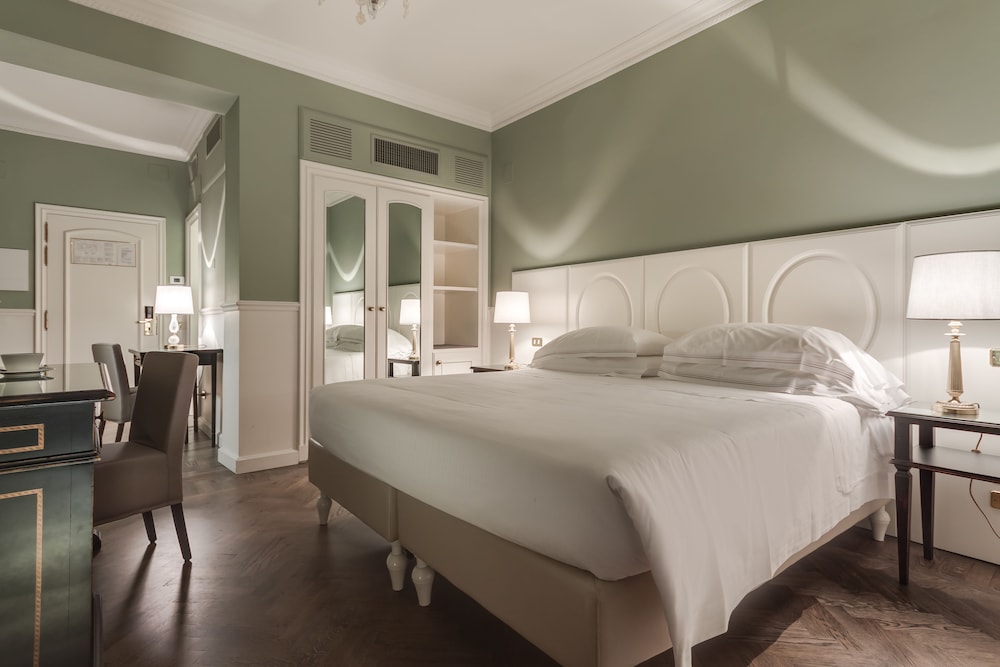 Plaza Hotel Lucchesi — Hotel rooms in Florence, Tuscany