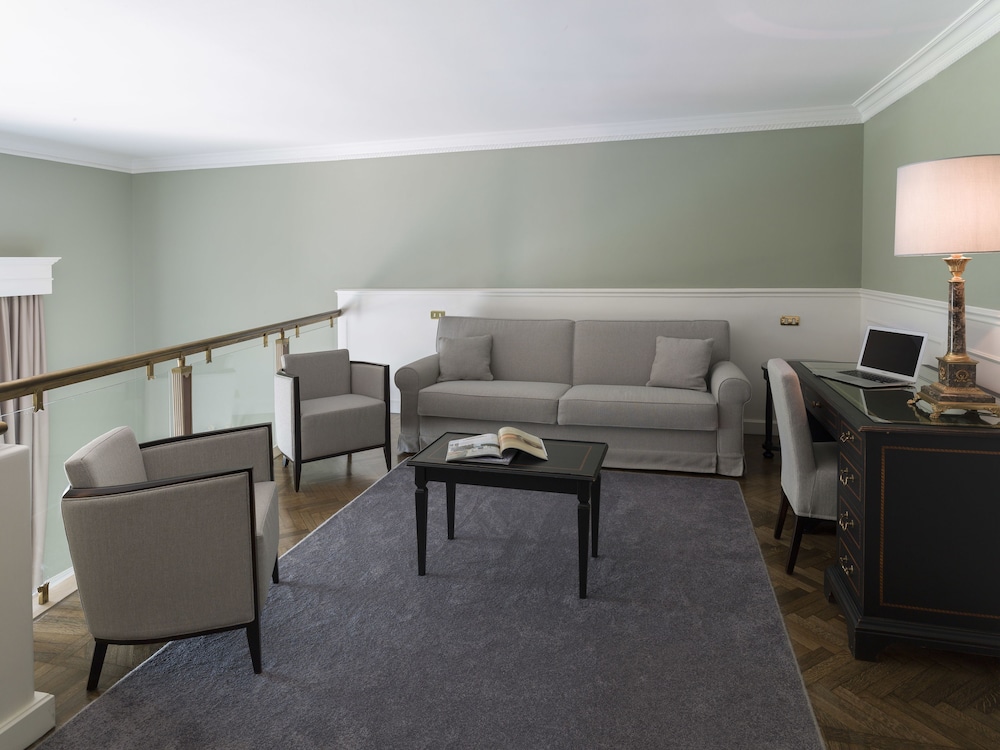 Plaza Hotel Lucchesi — Hotel rooms in Florence, Tuscany