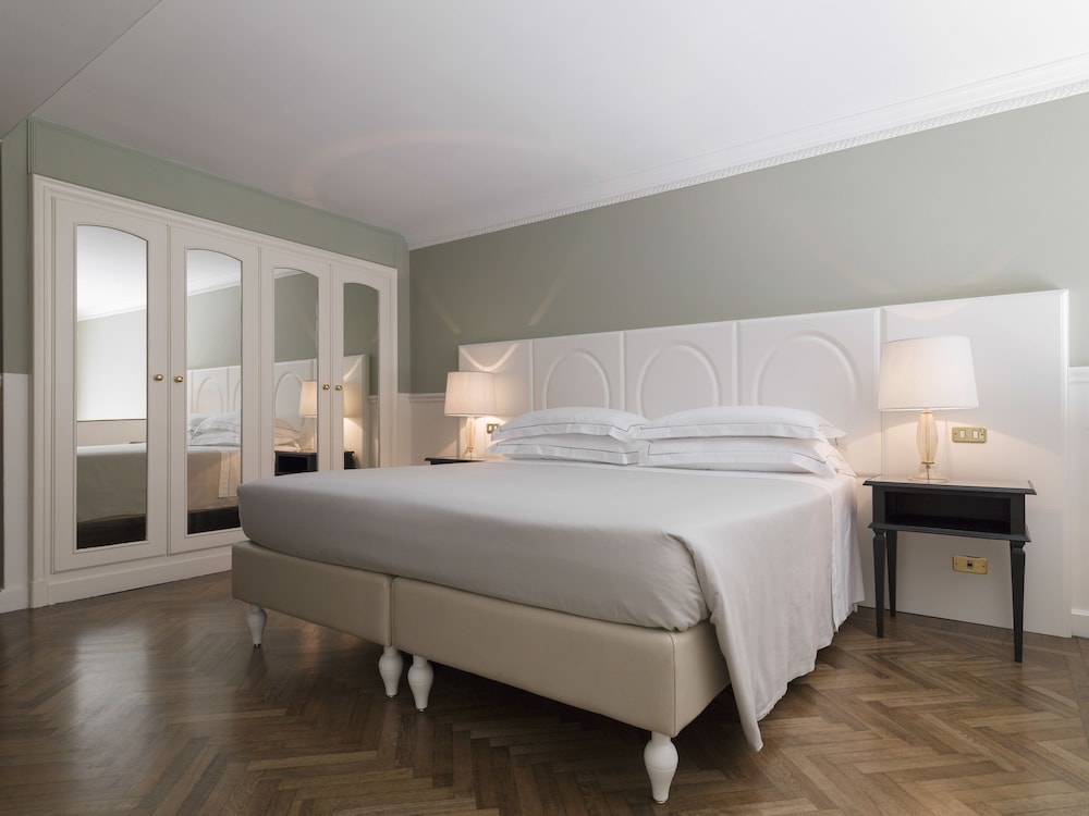 Plaza Hotel Lucchesi — Hotel rooms in Florence, Tuscany