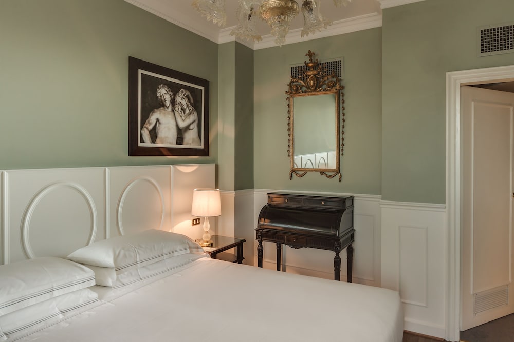 Plaza Hotel Lucchesi — Hotel rooms in Florence, Tuscany