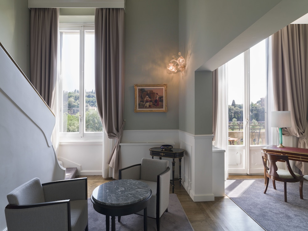 Plaza Hotel Lucchesi — Hotel rooms in Florence, Tuscany