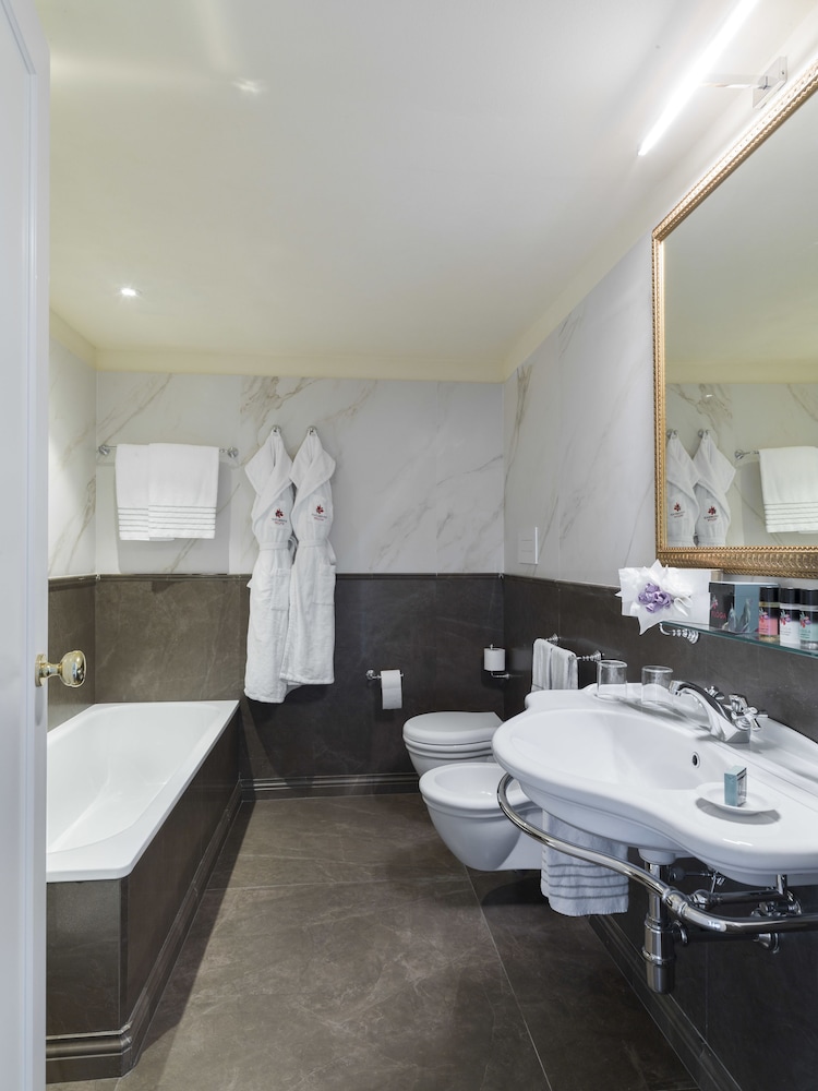 Plaza Hotel Lucchesi — Hotel rooms in Florence, Tuscany