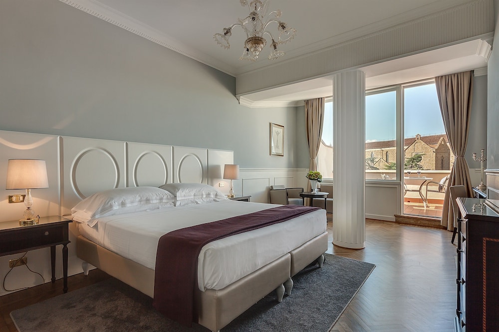 Plaza Hotel Lucchesi — Hotel rooms in Florence, Tuscany