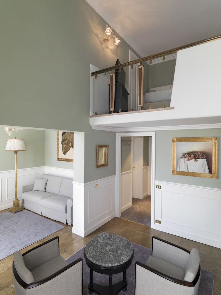 Plaza Hotel Lucchesi — Hotel rooms in Florence, Tuscany