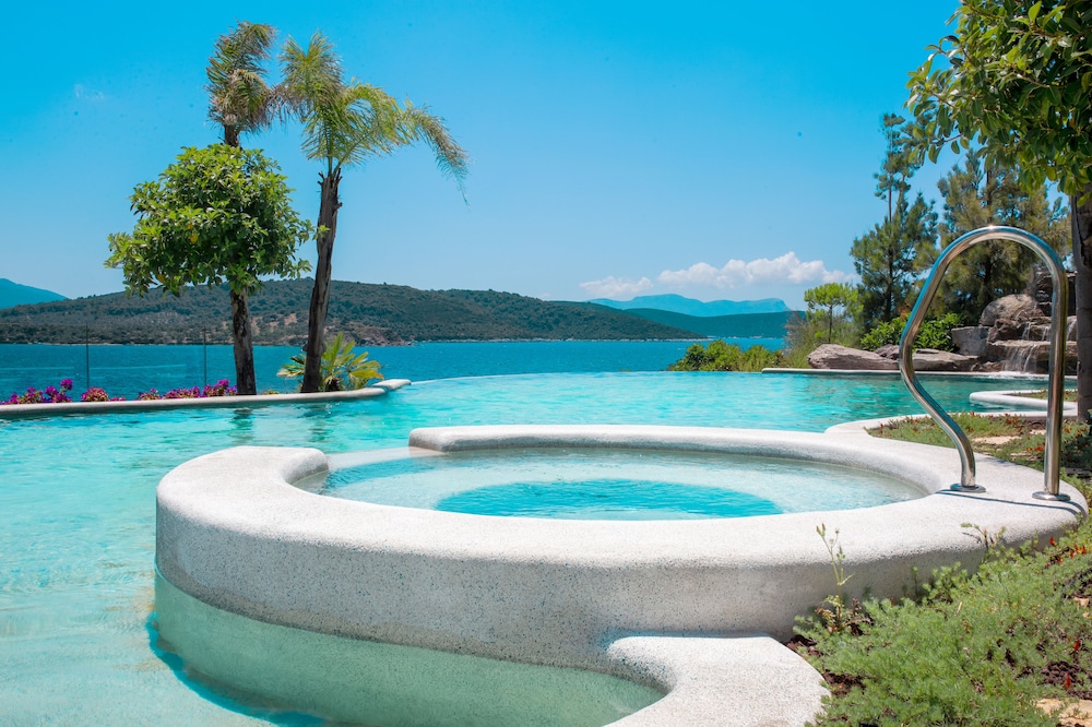 Le Méridien Bodrum Beach Resort — Swimming pool in Milas, Mugla