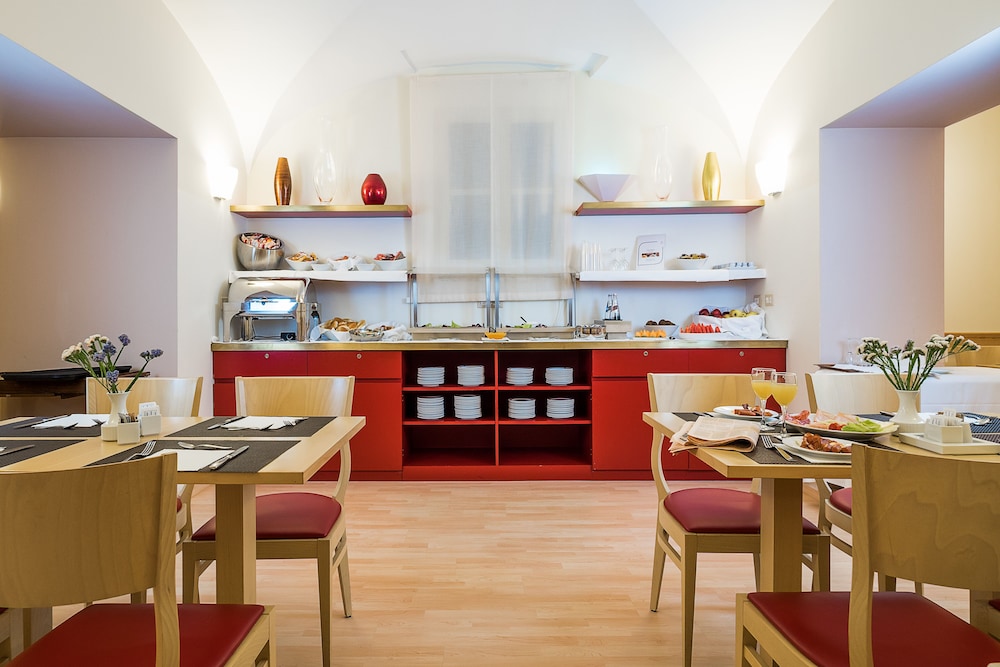Hotel Garibaldi — Restaurant & bars in Palermo, Sicily