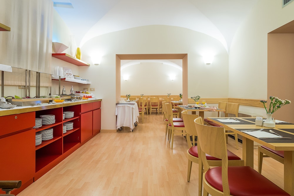 Hotel Garibaldi — Restaurant & bars in Palermo, Sicily