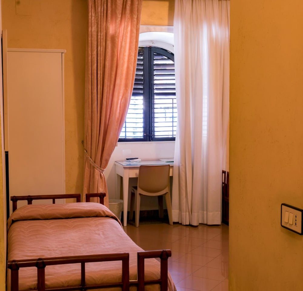 Hotel Joli — Hotel rooms in Palermo, Sicily