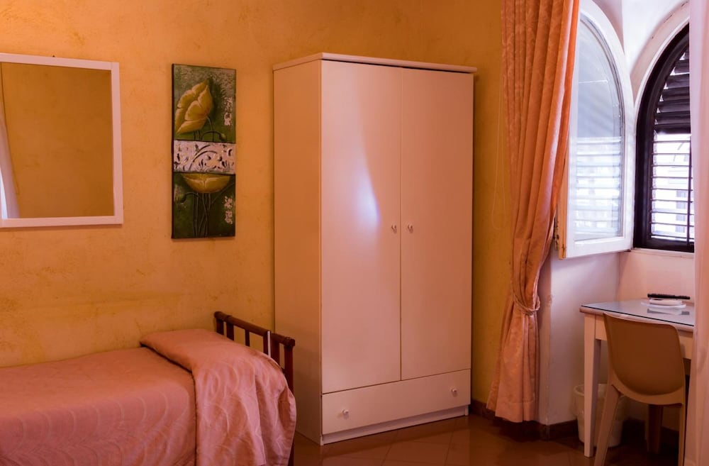Hotel Joli — Hotel rooms in Palermo, Sicily