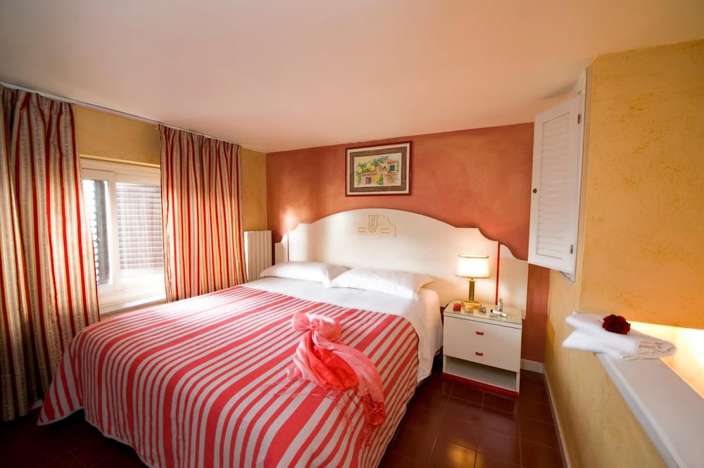 Hotel Joli — Hotel rooms in Palermo, Sicily