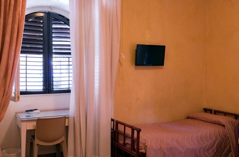 Hotel Joli — Hotel rooms in Palermo, Sicily