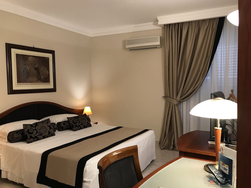 Massimo Plaza Hotel — Hotel rooms in Palermo, Sicily
