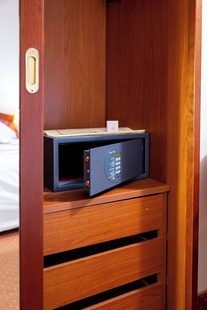 Massimo Plaza Hotel — Hotel rooms in Palermo, Sicily
