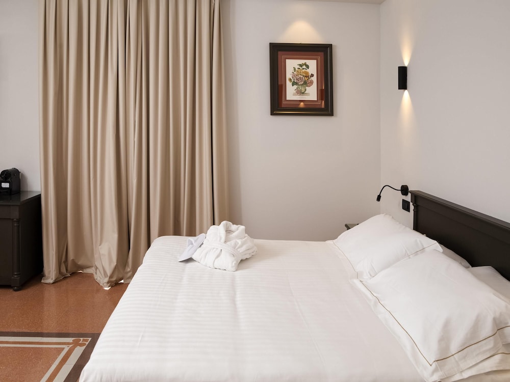 Mercure Hotel Palermo Centro — Hotel rooms in Palermo, Sicily