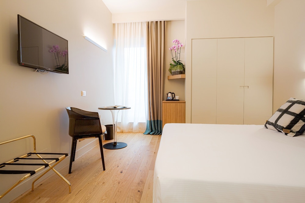 Hotel Politeama — Hotel rooms in Palermo, Sicily