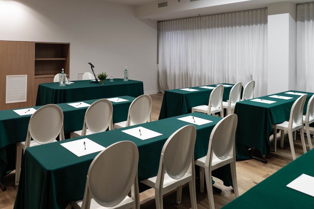 Hotel Politeama — Hotel building in Palermo, Sicily