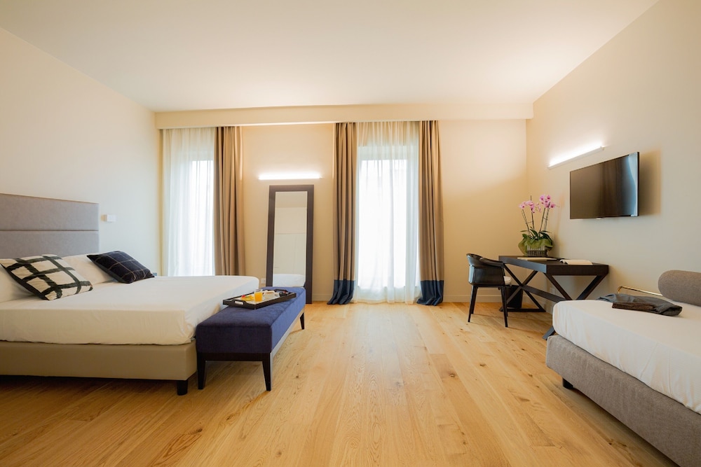 Hotel Politeama — Hotel rooms in Palermo, Sicily