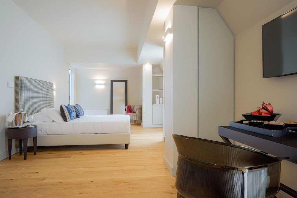 Hotel Politeama — Hotel rooms in Palermo, Sicily