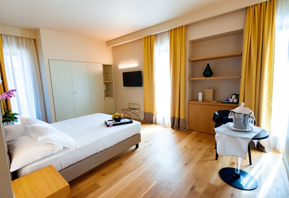 Hotel Politeama — Hotel rooms in Palermo, Sicily