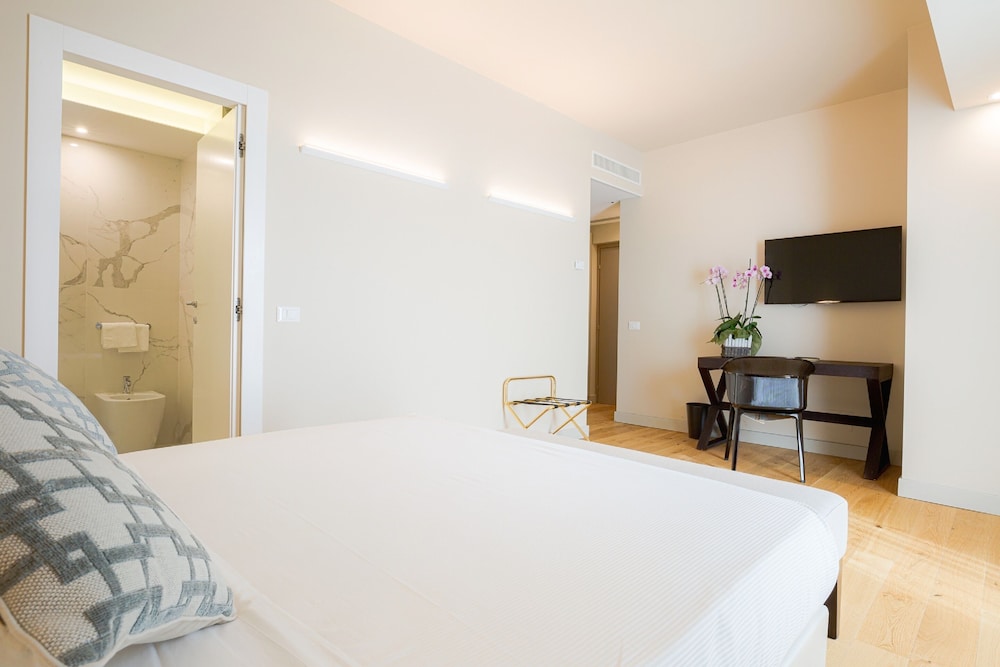 Hotel Politeama — Hotel rooms in Palermo, Sicily