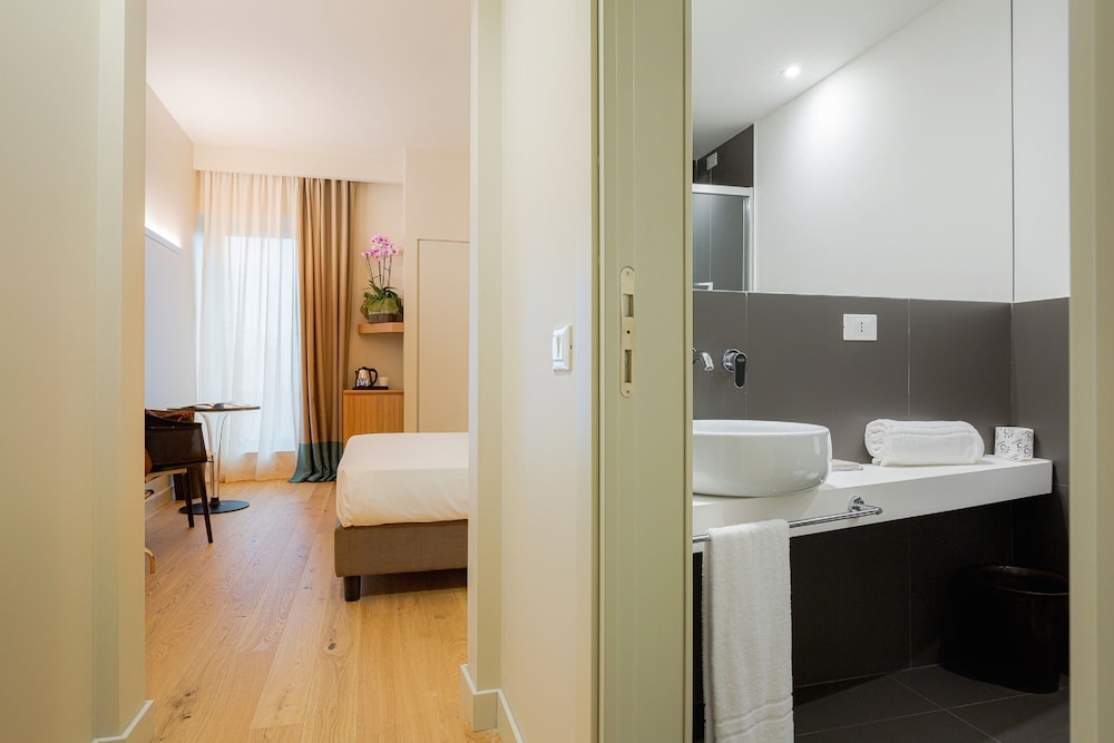 Hotel Politeama — Hotel rooms in Palermo, Sicily